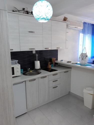 Una cocina o cocineta en Blue eye, Prcanj