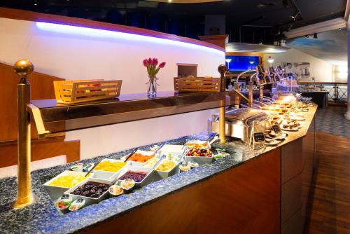 ein Buffet mit vielen verschiedenen Speisen in der Unterkunft Copthorne Hotel Merry Hill Dudley in Dudley