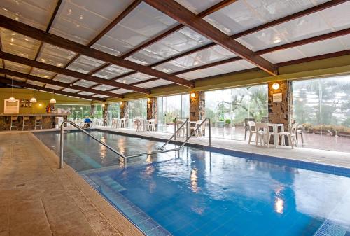 Villa Bella Hotel & SPA Gramado 내부 또는 인근 수영장