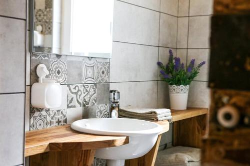 Ett badrum på Quebra Costas Rooms Torres Vedras