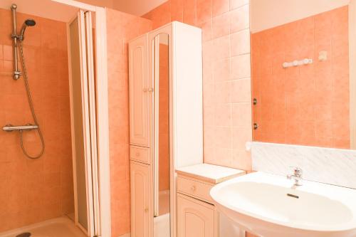 une salle de bain avec un lavabo et une douche dans l'établissement ACCI Cannes Riviera, à Cannes