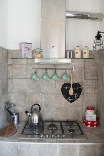 a kitchen with a stove with a tea pot on it at Lake House I Pioppi in Nepi