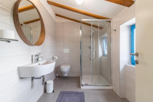 een badkamer met wastafel en douche bij Villa Racan in Bokordići