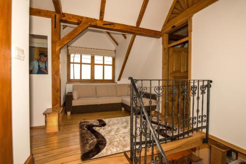 ein Wohnzimmer mit einer Treppe und einer Couch in der Unterkunft Vineyard Cottage Vina in Medu in Trebelno