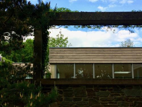 a house with a window and a stone wall at Room Art Lovers in Marmagen