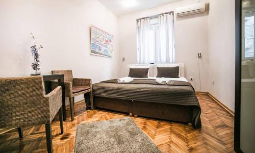 sypialnia z łóżkiem, stołem i oknem w obiekcie Piano Cube w Belgradzie
