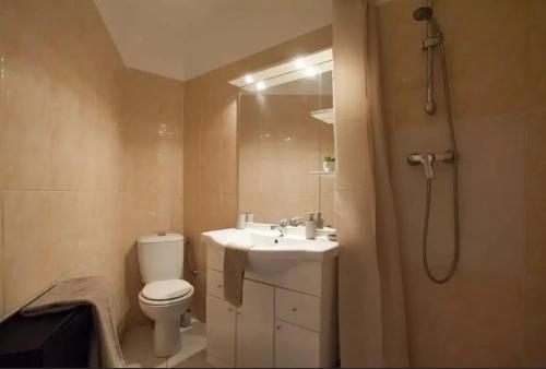 une salle de bain avec toilettes, lavabo et douche dans l'établissement Colorful Studio Cannes, à Cannes