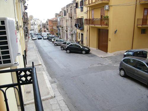 uma rua com carros estacionados na berma da estrada em Appartamento Garibaldi 142 em Castellammare del Golfo