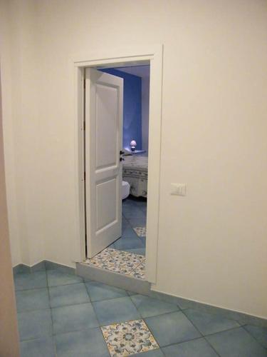 an open door in a room with a bathroom at Appartamento Garibaldi 142 in Castellammare del Golfo