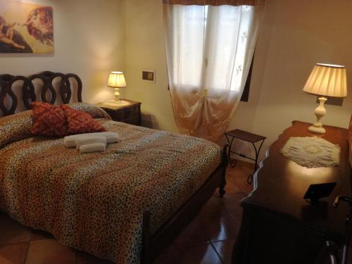 een slaapkamer met een bed en een raam bij Casa Vacanze Mediterraneo in Tre Fontane