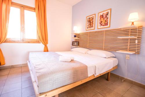 una camera con un grande letto di Homey Experience - Sea Corner Apartment a La Maddalena