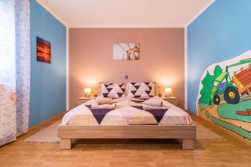 sypialnia z łóżkiem z obrazem na ścianie w obiekcie House Ulika w mieście Svetvinčenat
