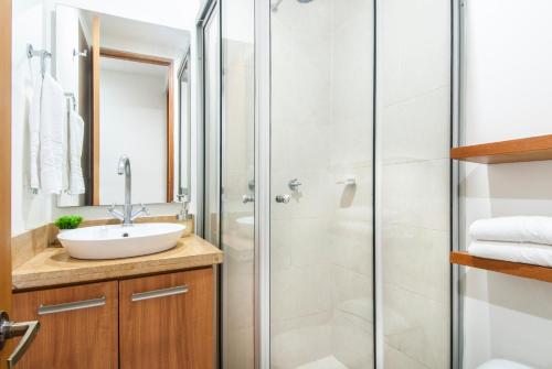 un bagno con lavandino e doccia di Travelers Orange Cartagena a Cartagena de Indias