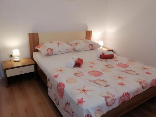 ein Schlafzimmer mit einem Bett mit Sternen und Kissen in der Unterkunft Apartments Martina in Banjole
