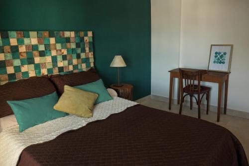 1 dormitorio con 1 cama grande y 1 mesa en Departamentos de Diseño Punto Norte - Pueyrredon en Salta