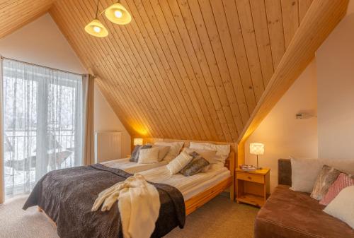 ブコビナ・タトシャンスカにあるWilla Gawra IIの木製の天井のベッドルーム1室(ベッド1台付)