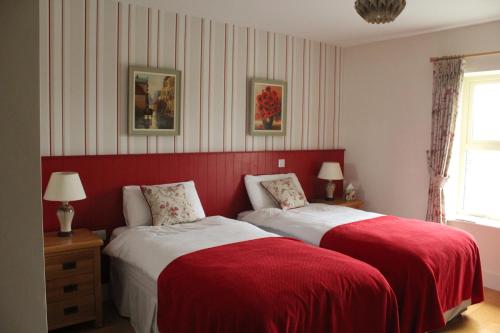 Postel nebo postele na pokoji v ubytování Luachra Lodge