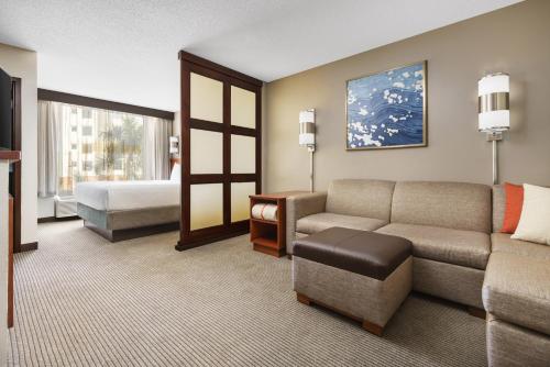 uma sala de estar com um sofá e uma cama em Hyatt Place Fort Lauderdale Airport/Cruise Port em Dania Beach