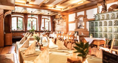 ein großes Zimmer mit Tischen und Stühlen in einem Restaurant in der Unterkunft Gasthof Adler in Ziemetshausen