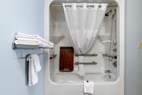 Ein Badezimmer in der Unterkunft Elevation Inn & Suites, Trademark Collection by Wyndham