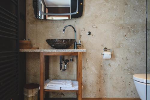 a bathroom with a sink and a mirror at Niteroom Boutiquehotel & Apartements in Duisburg