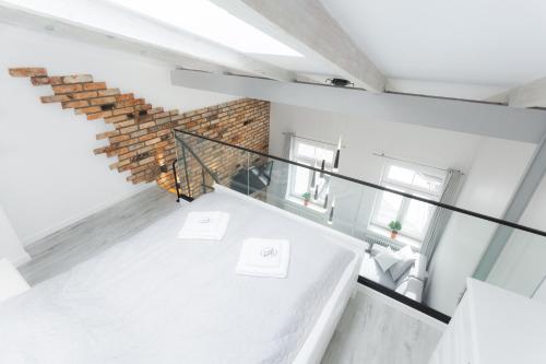 una escalera en una casa con una pared de ladrillo en WUCHTA WIARY Apartment, en Poznan