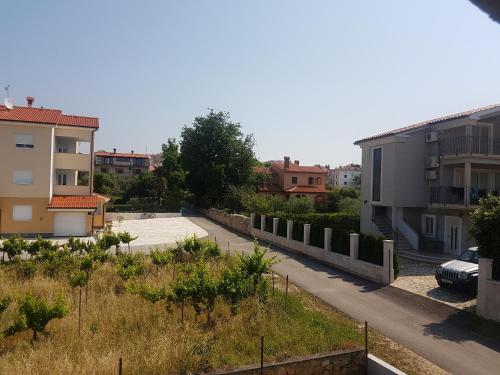 Blick auf eine Straße in einer Stadt mit Gebäuden in der Unterkunft Apartments Zova in Medulin