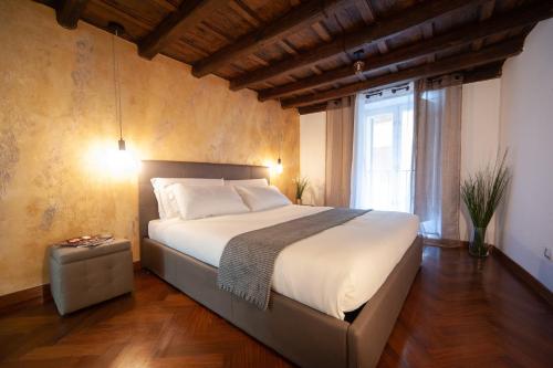 um quarto com uma cama grande e uma janela em Navona Jacuzzi Rooms em Roma