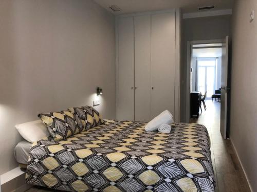 バレンシアにあるBotanicのベッドルーム1室(黄色と黒のベッド1台付)