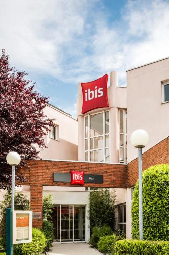 aldi is closing its headquarters in the city of london at ibis Massy in Massy