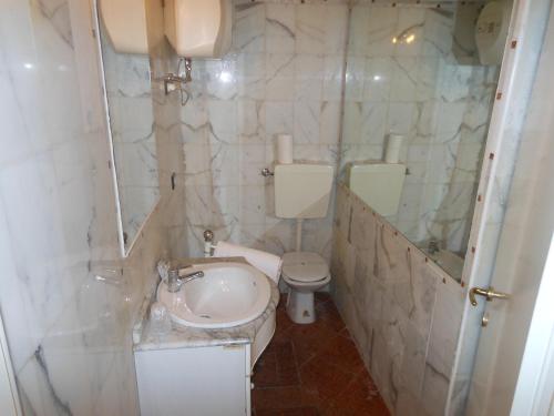 a small bathroom with a toilet and a sink at Cà Del Dose in Venice