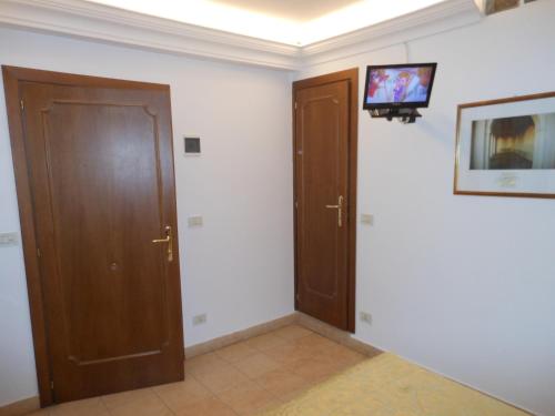 a room with two doors and a tv on the wall at Cà Del Dose in Venice