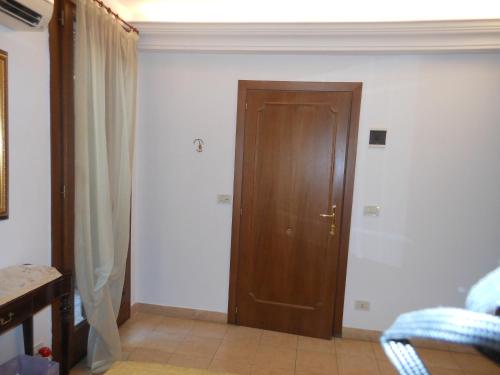 a room with a wooden door in a room at Cà Del Dose in Venice