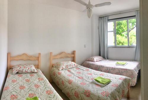 1 dormitorio con 2 camas y ventana en Recreio dos bandeirantes, en Río de Janeiro