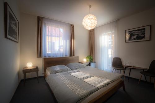 Un pat sau paturi într-o cameră la Villa Jochmann