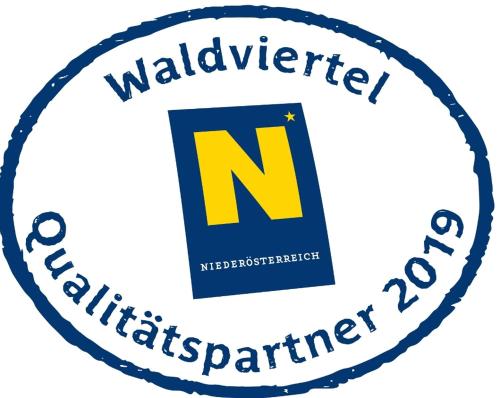 a circle with the waldiger n logo at Fam. Graf Privatzimmervermietung in Weitra