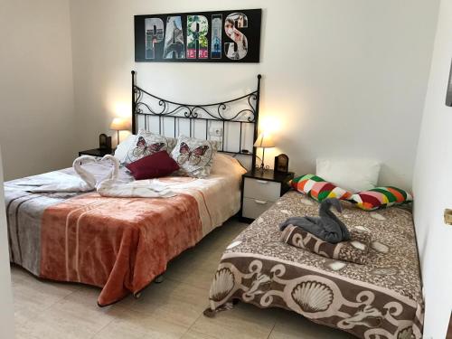 1 dormitorio con 2 camas y 1 cama sidx sidx sidx sidx en casa Valentina, en Playa Blanca