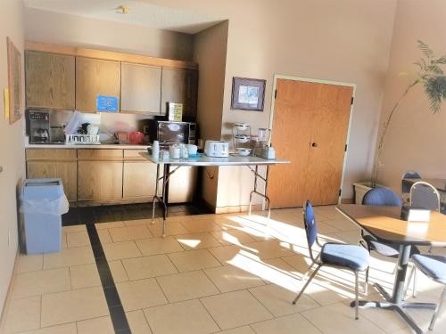a room with a kitchen with a table and chairs at Abby Inn in Abbotsford