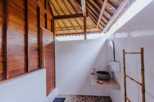 Uma casa de banho em Sunday Huts Lembongan