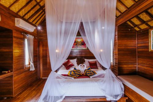 Ένα ή περισσότερα κρεβάτια σε δωμάτιο στο Sunday Huts Lembongan