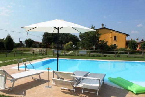 Bazén v ubytování Agriturismo Trebis nebo v jeho okolí