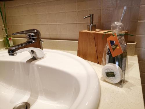 La salle de bains est pourvue d'un lavabo et d'un robinet. dans l'établissement Escapada romántica al 