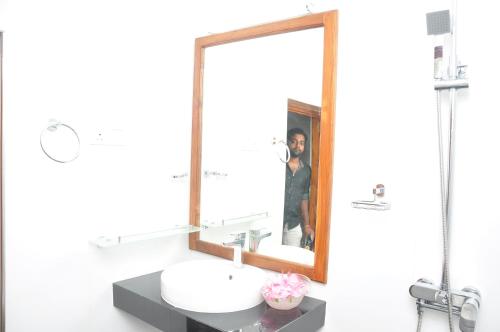 a bathroom with a sink and a mirror at Villa Senowin in Anuradhapura