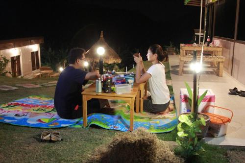 Επισκέπτες που μένουν στο Baan Mai Hom Resort Suan Phueng