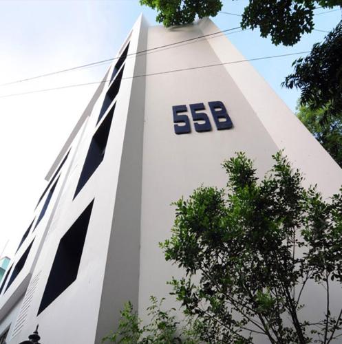 Un edificio con un reloj en el costado. en 55 B, en Calcuta