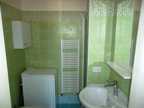 uma pequena casa de banho com lavatório e WC em Grottammare mon amour Marina Piccola em Grottammare