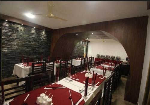ห้องอาหารหรือที่รับประทานอาหารของ Hotel Green Leaf Srinagar