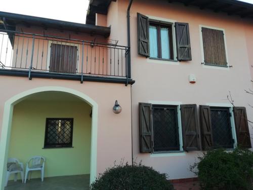 a building with a balcony and a patio at B&B La casa dei frutti di bosco in Garlasco