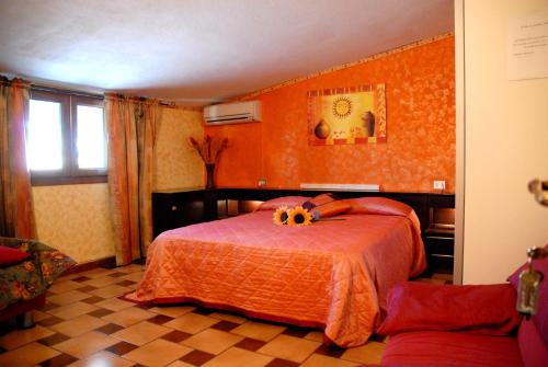 una camera da letto con un letto fiorito di B&B Fantar House a Carbonia