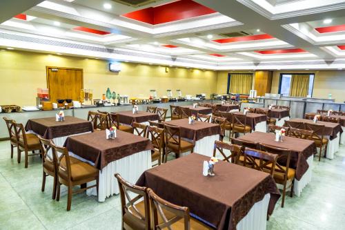 Un restaurante o sitio para comer en Hotel Tip Top Plaza